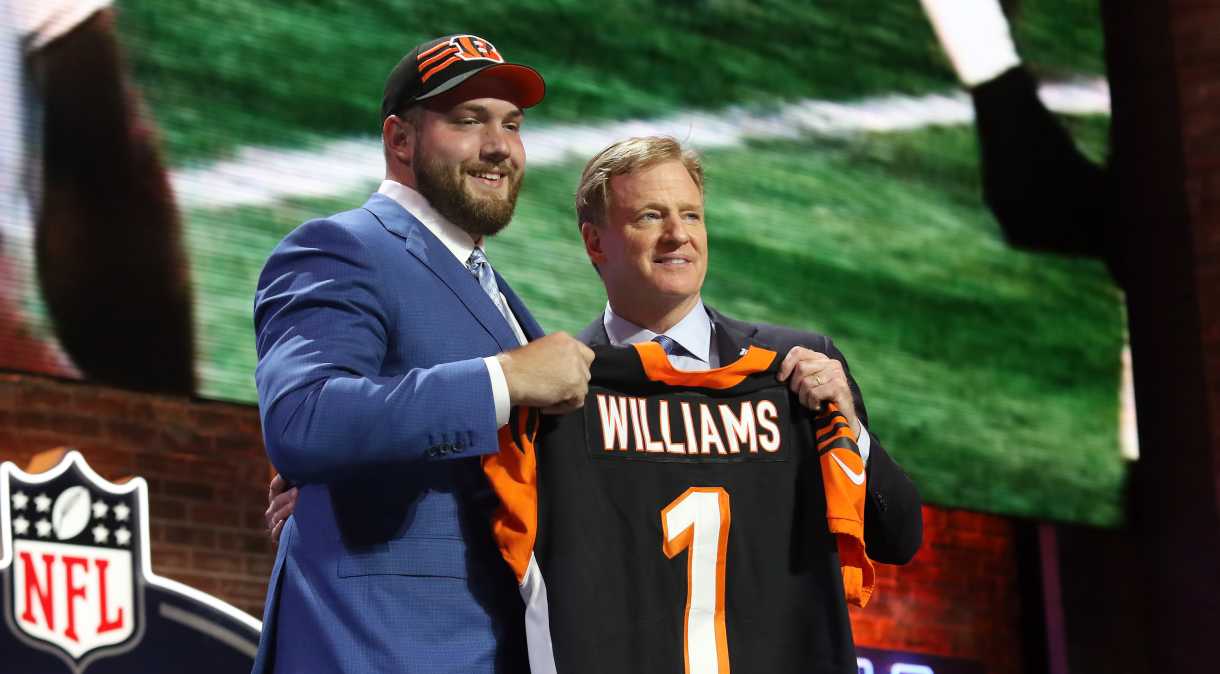 Roger Goodell (D), comissário da NFL, ao lado do atacante Jonah Williams na primeira rodada do Draft em 2019