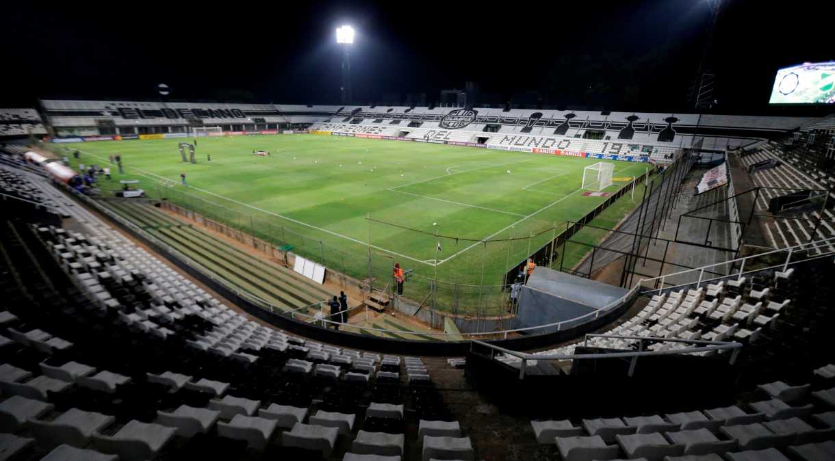 Estádio Manuel Ferreira, em Assunção, sem público durante o jogo Olimpia x Defensa y Justicia