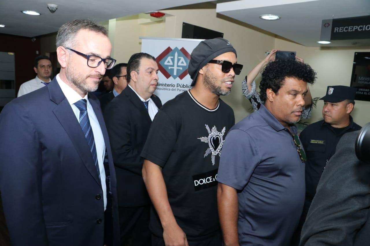 Ronaldinho Gaúcho e seu irmão, Assis, com procuradores no Paraguai