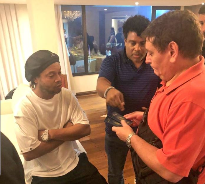 Ronaldinho Gaúcho e seu irmão, Roberto de Assis, são detidos por agentes da Guarda Nacional do Paraguai sob acusação de portarem passaportes falsos. A dupla foi abordada no hotel Yatch y Golf Club, em Lamaré, na Grande Assunção (04.mar.2020)