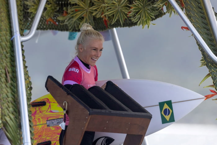 Imagem colorida de Tatiana Weston-Webb, finalista no surfe em Paris- MEtrópoles