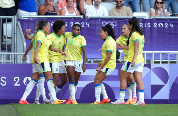 Imagem colorida d aseleção feminina olímpica na estreia em Paris- Metrópoles