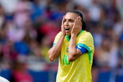 A camisa 10 do Brasil, Marta, aparece abatida durante a partida de futebol feminino