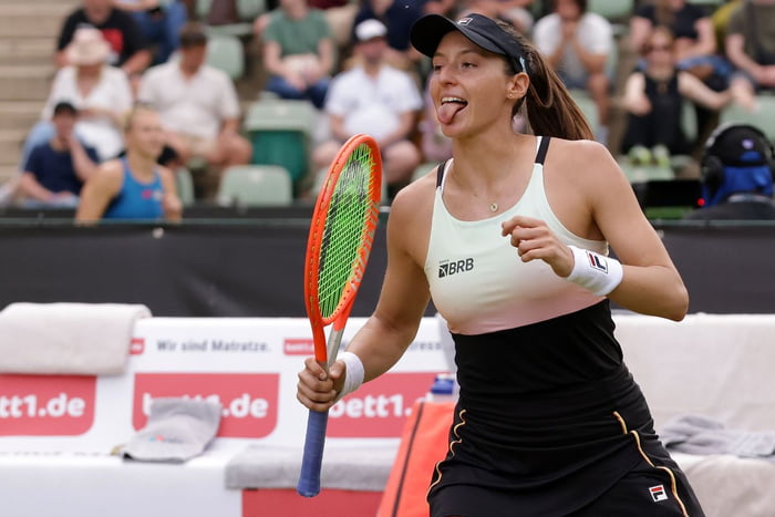 Luisa Stefani do Brasil reage durante a partida de duplas femininas contra Desirae Krawczyk dos Estados Unidos e Marketa Vondrousova da República Tcheca durante o segundo dia do Ecotrans Ladies Open Berlin 2024 em 18 de junho de 2024 em Berlim, Alemanha