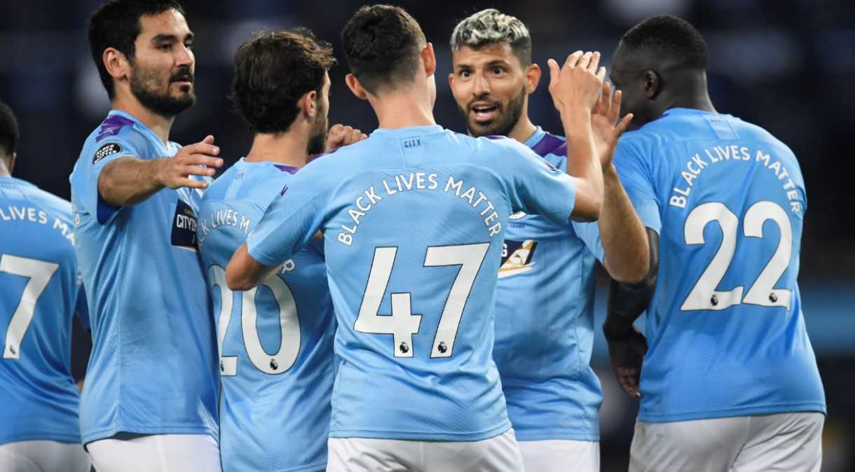 Jogadores do Manchester City comemoram vitória contra o Arsenal; eles vestiram uniforme com as inscrições 'Vidas Negras Importam'