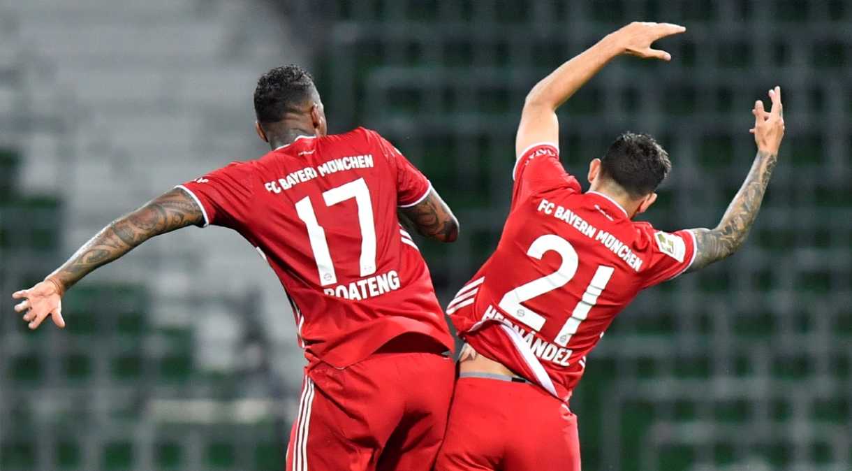 Jogadores Jerome Boateng e Lucas Hernandez comemoram título do Bayern de Munique