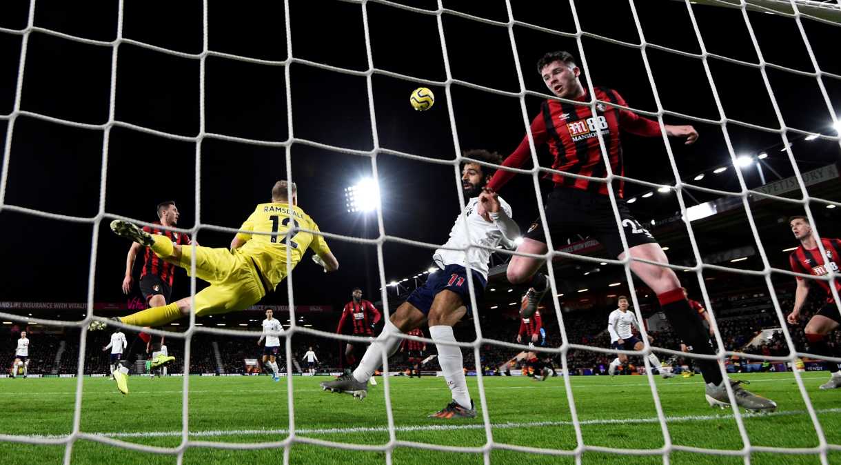 Partida entre Bournemouth e Liverpool, em dezembro de 2019; Premier League deve retomar partidas em junho