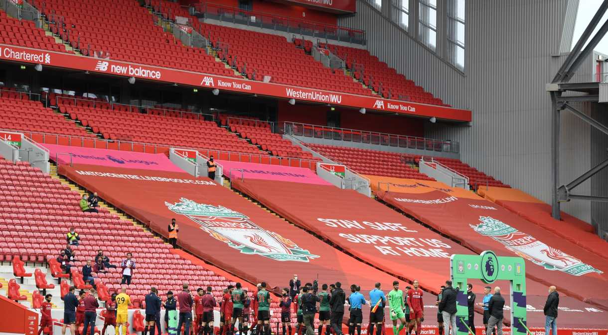 Estádio Anfield com arquibancadas vazias durante aquecimento de jogadores do Liverpool