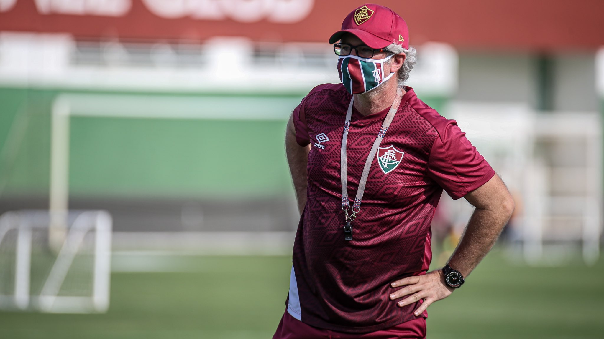 O técnico do Fluminense, Odair Helmman, usa máscara na volta do time aos treinos