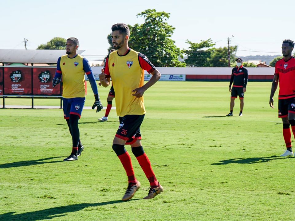 Jogadores do Atlético Goianiense durante treino