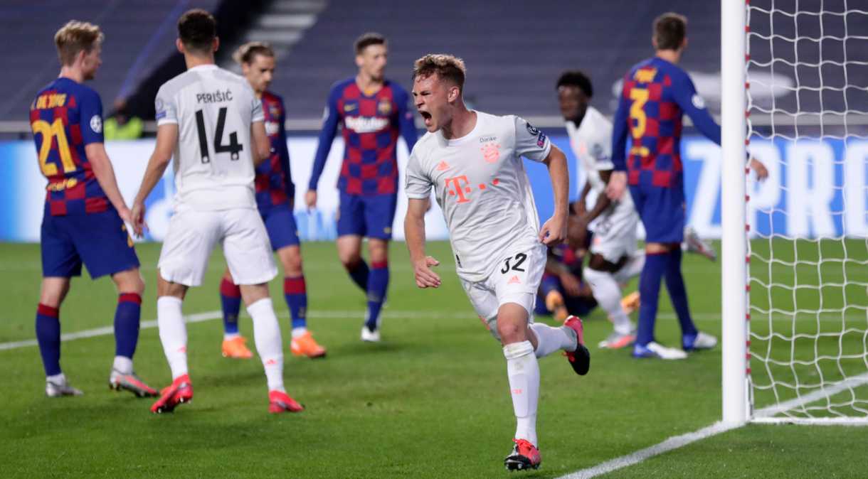 O lateral Joshua Kimmich comemora seu gol, o 5º do Bayern de Munique, na goleada por 8 a 2 sobre o Barcelona na Liga dos Campeões